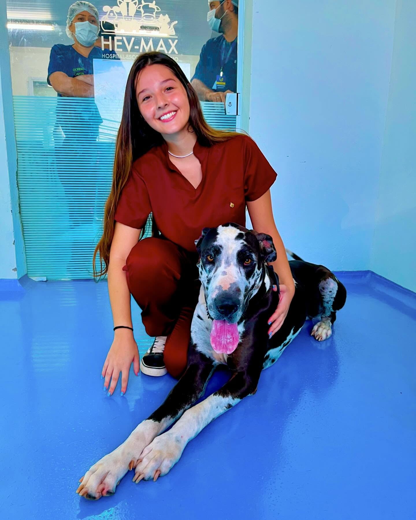 Samires com um cão em sua trajetória profissional