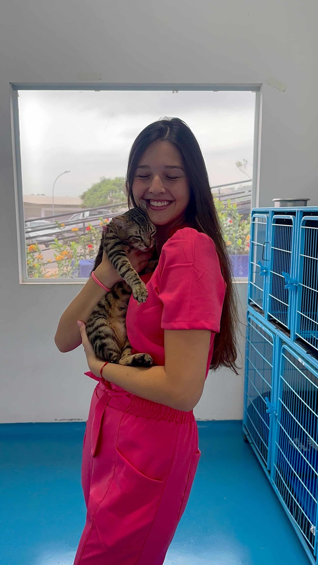 Samires segurando um gato durante a rotina profissional